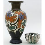2 Art Deco-Vasen.a) Glas mit Silveroverlay. H. 7 cm und b) Bunt bemalte Keramik. Gouda, Holland.