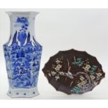 Vase und Blattschale.Porzellan. Verschiedene Formen und Bemalungen, 1x in Unterglasurblau. China