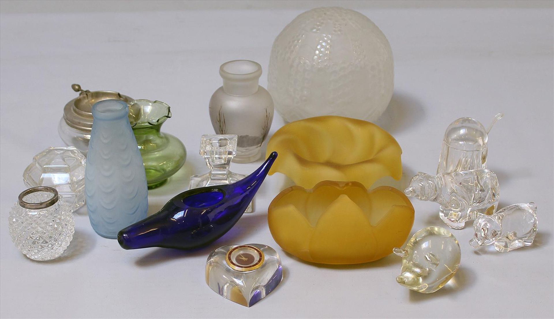 16 Teile Glas:Art Deco-Glasschirm, Tiere, Uhr sowie Leuchter von Villeroy & Boch. Teils mit