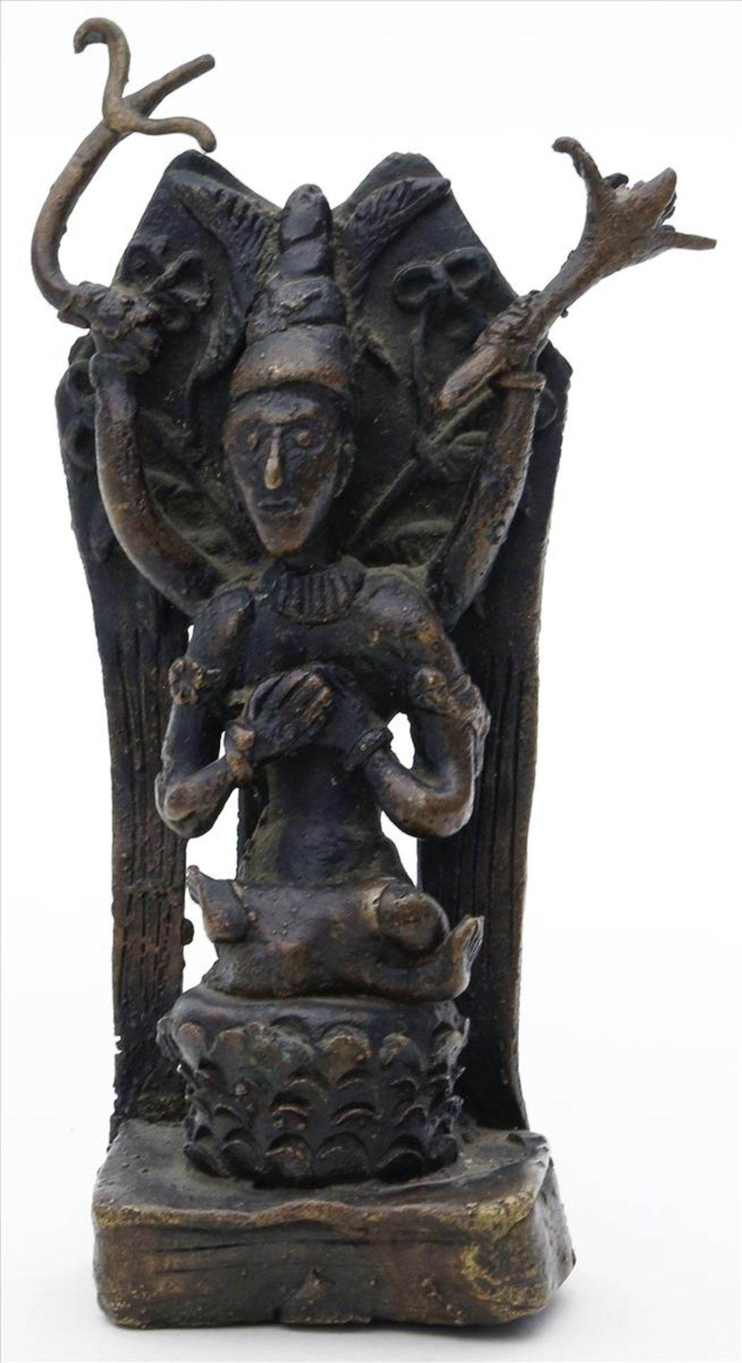 Skulptur eines sitzenden Häuptlings.Schwarz-braun patinierte Bronze. Wohl Afrika. H. 15 cm.