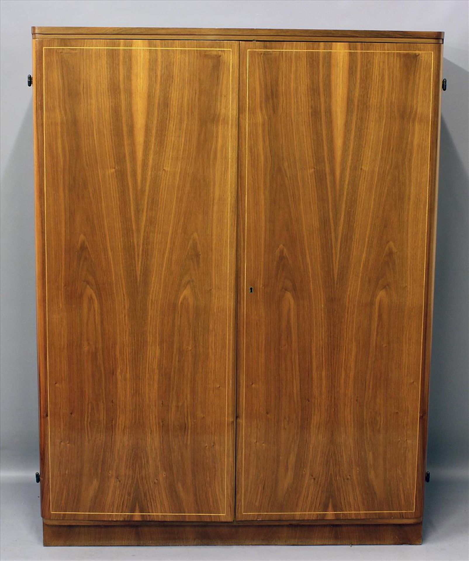 Art Deco-Schrank.Wurzelholzfurnier mit symmetrischer Maserung und heller Fadeneinlage. Schlichter,