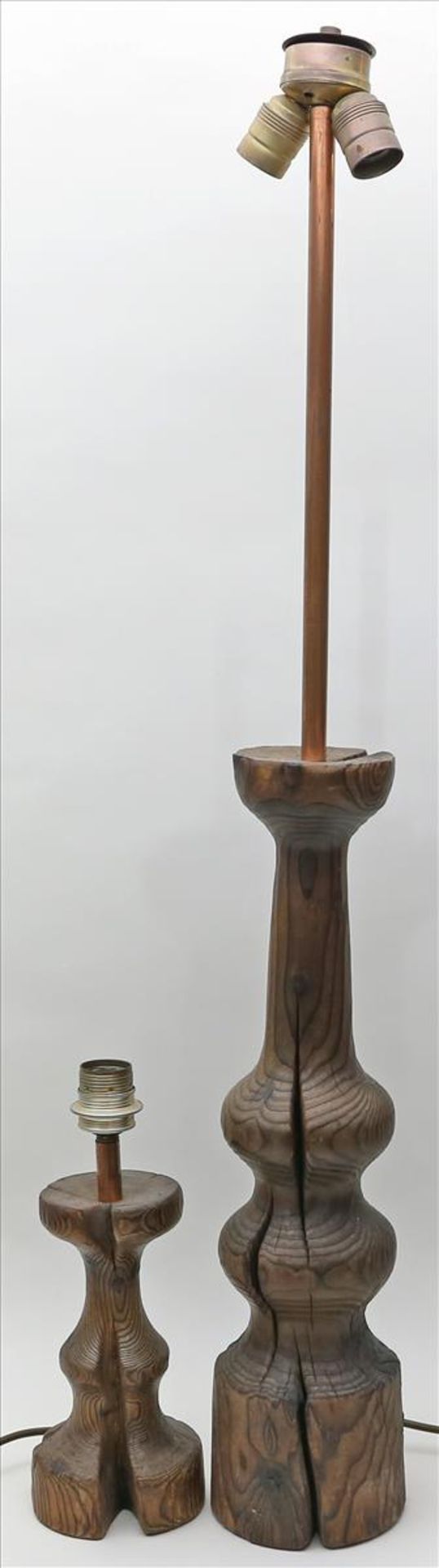 Tisch- und Stehleuchte, ein- bzw. 2-flammig.Langer Sockel aus Holz sowie Kupferrohr. Alters- und