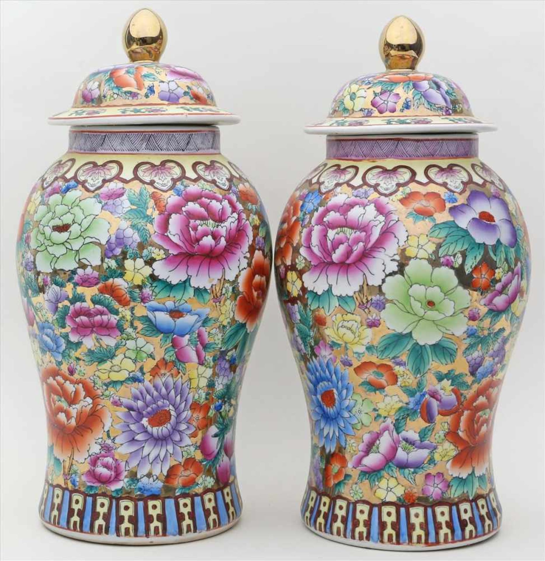 Paar Deckelvasen.Porzellan. Vollflächig bunte Blumenmalerei, teils über goldenem Fond. China. H.