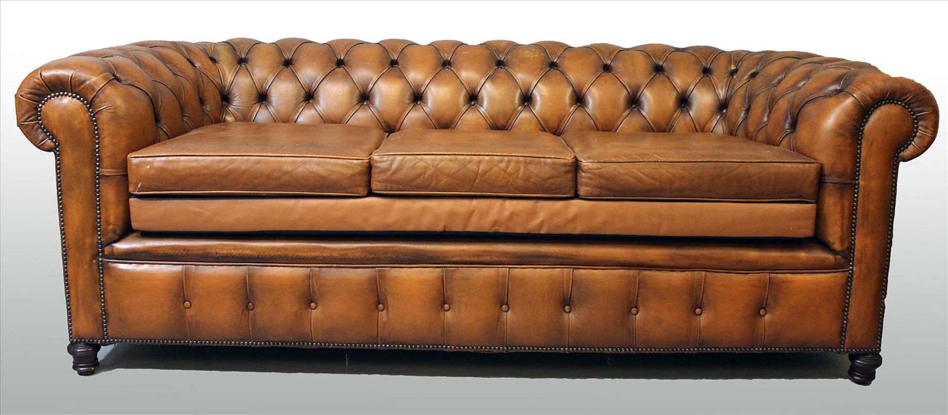 Chesterfield-Sofa.3-Sitzer. Braune Polsterung mit Steppung. Gebrauchsspuren. 20. Jh. 77x 216x 85