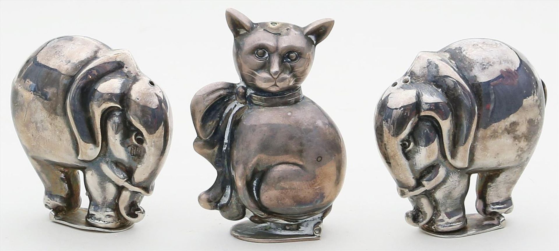 3 figürliche Salzstreuer "Elefanten" und "Katze".925/000 Sterlingsilber, 60 g. Plastische