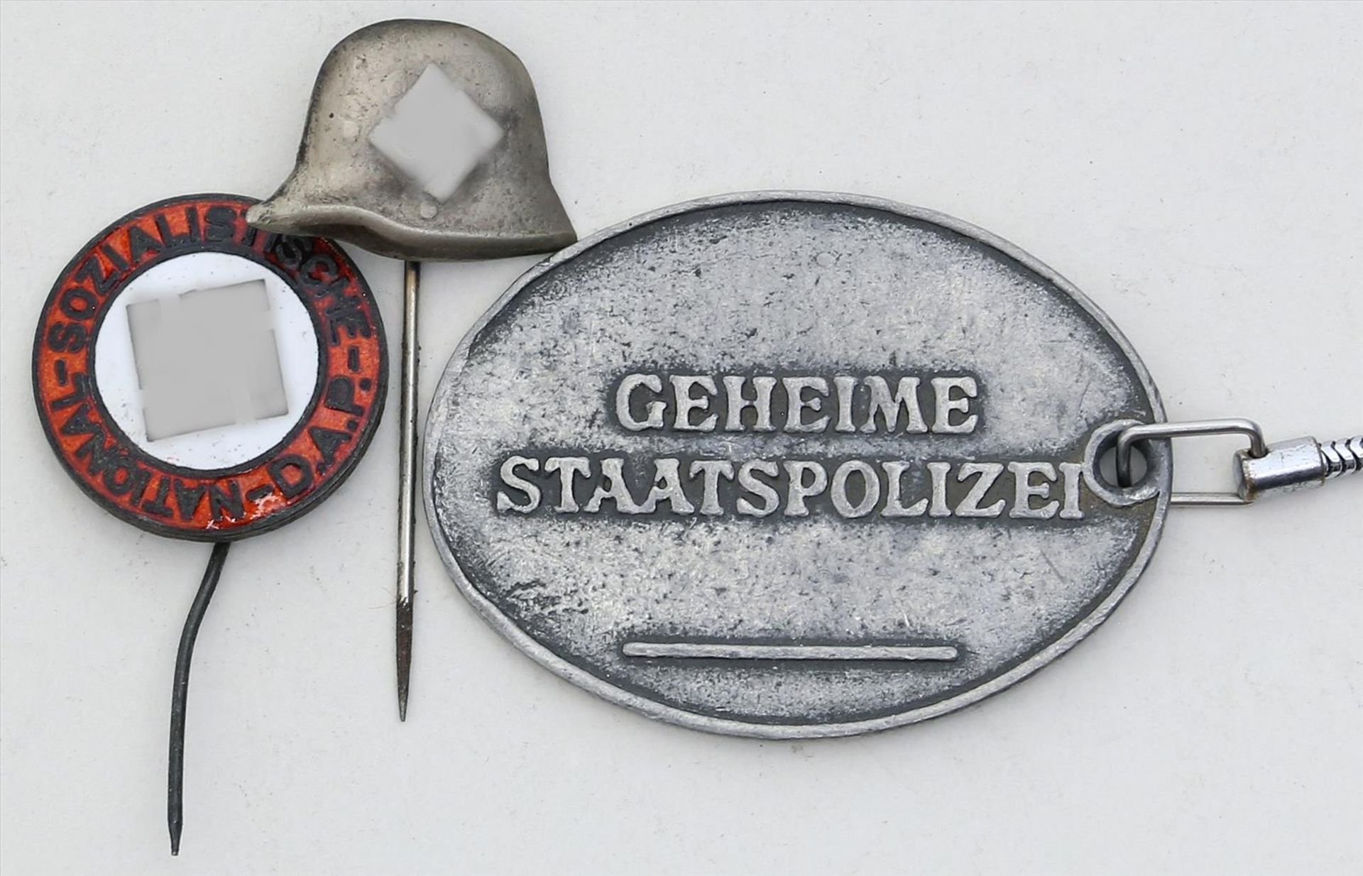 Dienstmarke Geheime Staatspolizei, III. Reich.Dienstnummer M 9/86. 3,5x 4,5 cm (im Oval).