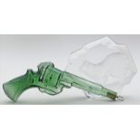 2 Teile Glas:Schnapsflasche in Pistolenform aus grünem Glas, um 1900 und Relief "Raubkatze" aus