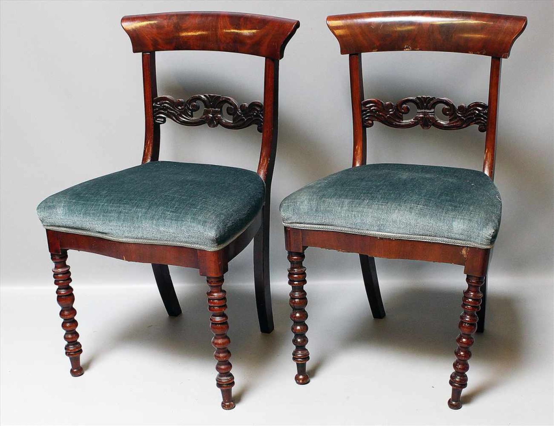Paar Spätbiedermeier-Stühle.Mahagoni. Sitz gepolstert. Alters- und Gebrauchsspuren. Mitte 19. Jh. H.