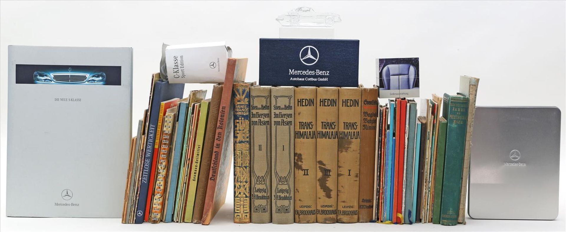 Posten Bücher,dabei historische Reiseführer und Mercedes-Kataloge.