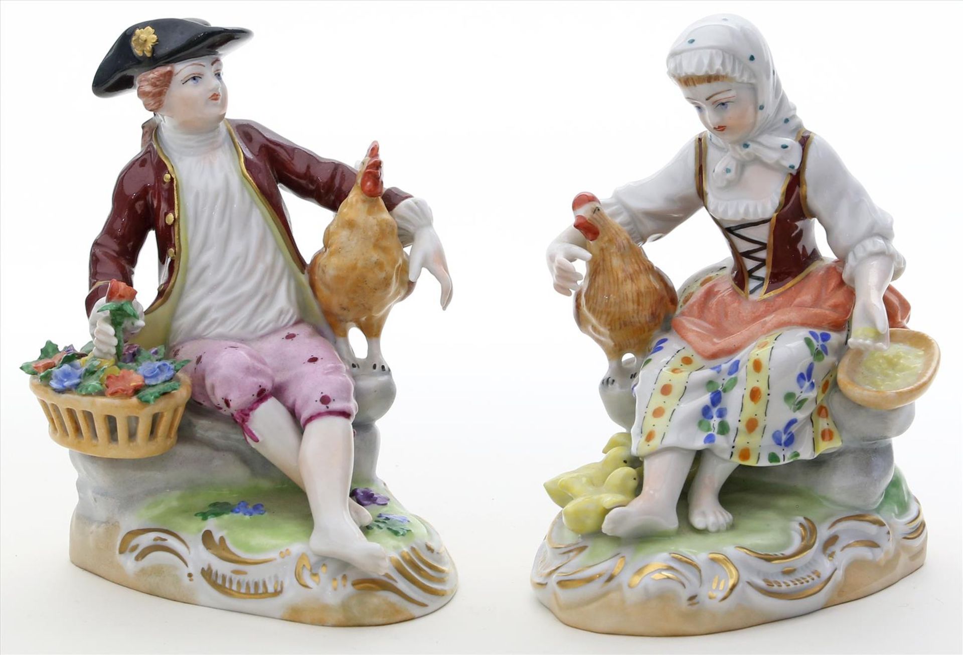 Paar Skulpturen "Paar mit Hühnern", Potschappel Dresden.Porzellan. Bunt bemalt und goldstaffiert.