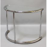 Moderner Beistelltisch.Halbrundes Metallgestell mit 2 Glasplatten. 20. Jh. 51x 66x 31 cm.