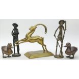 5 Skulpturen:Springende Antilopen, Paar Enten und afrikanische Bauern. Bronze/Messing. 20. Jh. H. 11