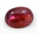 Roter Turmalin, ca. 6,36 ct.Ovales Cabochon.