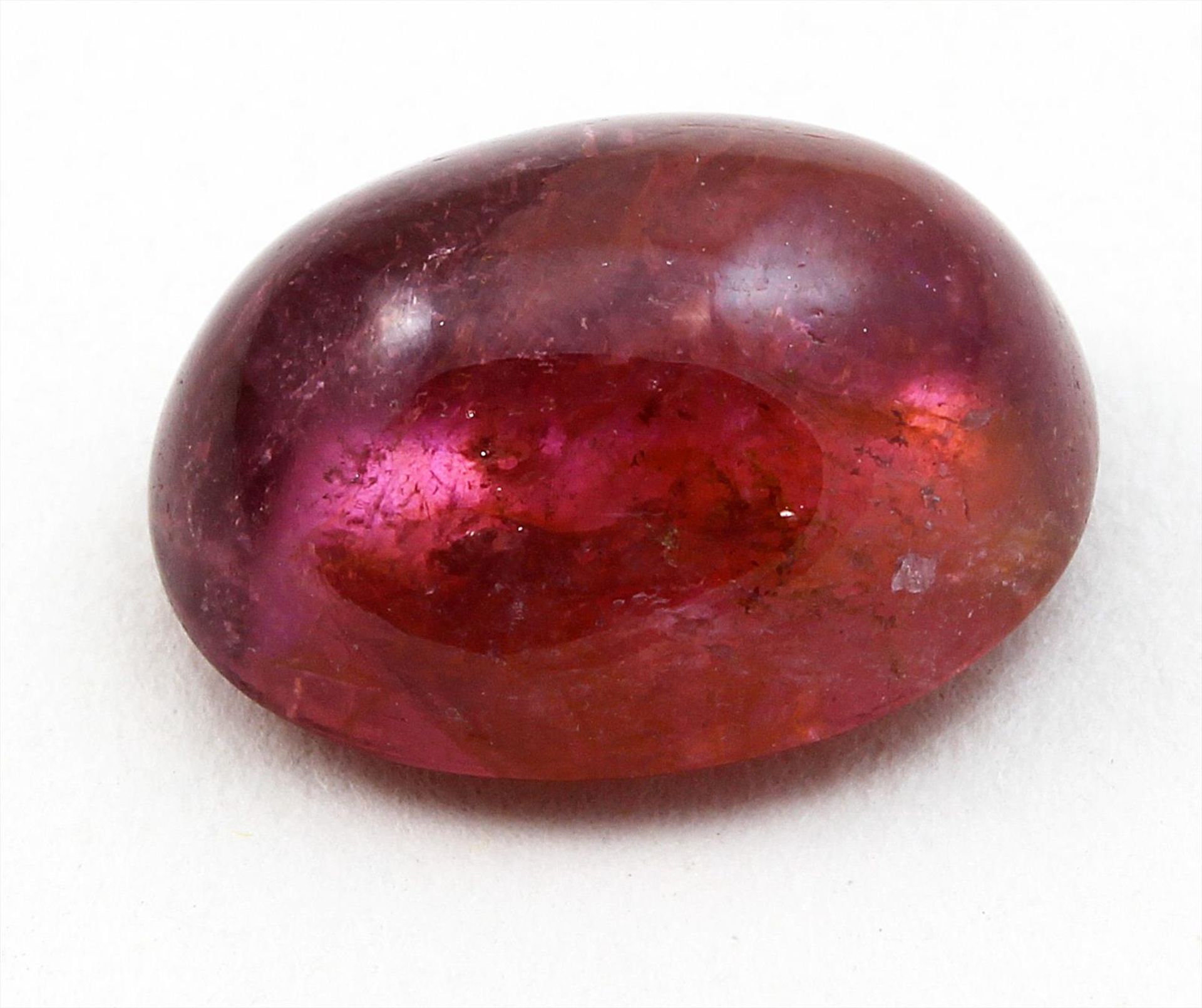 Roter Turmalin, ca. 6,36 ct.Ovales Cabochon.