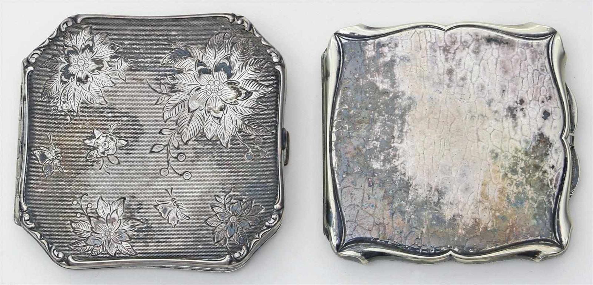 2 Puderdosen.Silber (1x 835/000), brutto 213 g. Guillochiertes bzw. ziseliertes Dekor. Innen je