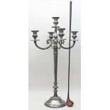 Girandole, 5-flammig.Metall. 20. Jh. H. 92 cm. Beigegeben: Golfschläger "Pinsplitter 2".