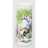 Zylindrische Vase.Porzellan. Schauseitig bunte, figürliche Bemalung, re. chinesische Kalligraphie.