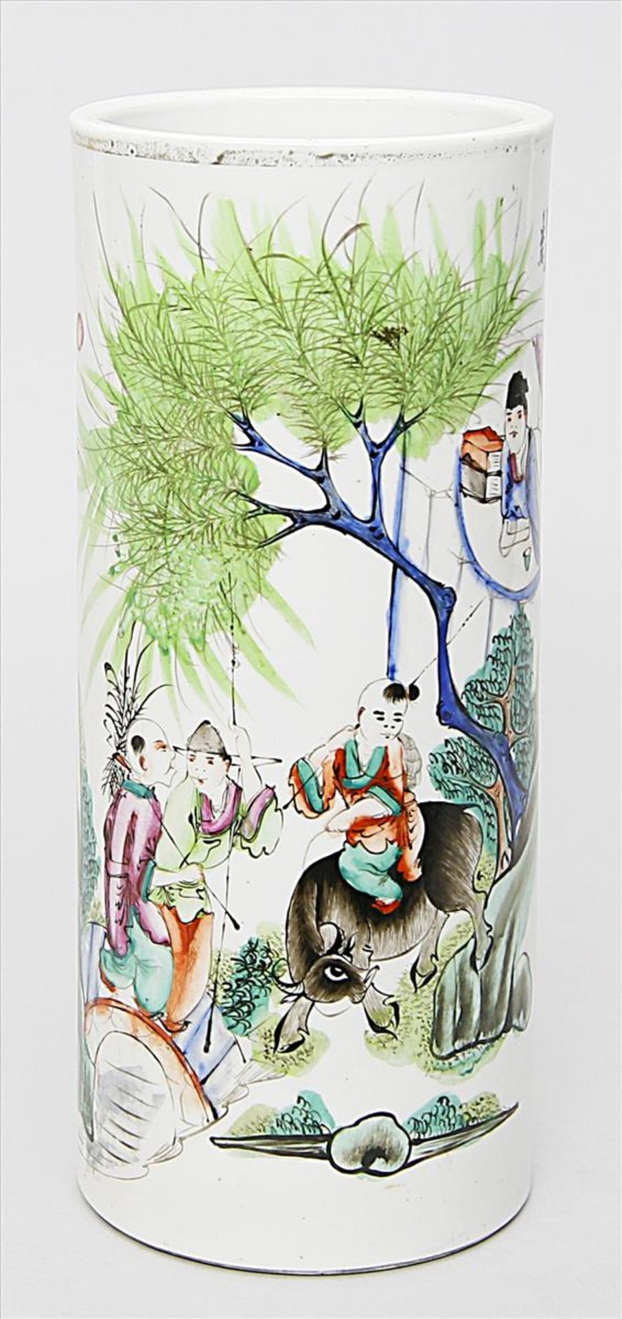Zylindrische Vase.Porzellan. Schauseitig bunte, figürliche Bemalung, re. chinesische Kalligraphie.
