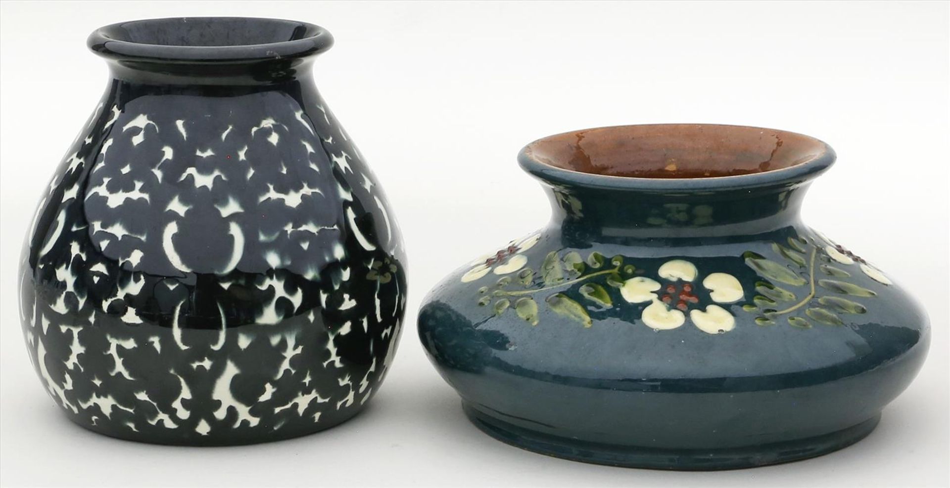 2 Vasen.Keramik. a) Schwarz glasiert mit hellem Muster. L. Glasurrisse. H. 14,5 cm und b)
