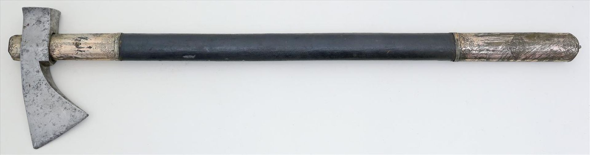 Axt.Eisen, erg. Holzgriff mit graviertem, chinesischem Zierbeschlag (teils besch.). L. 70 cm.