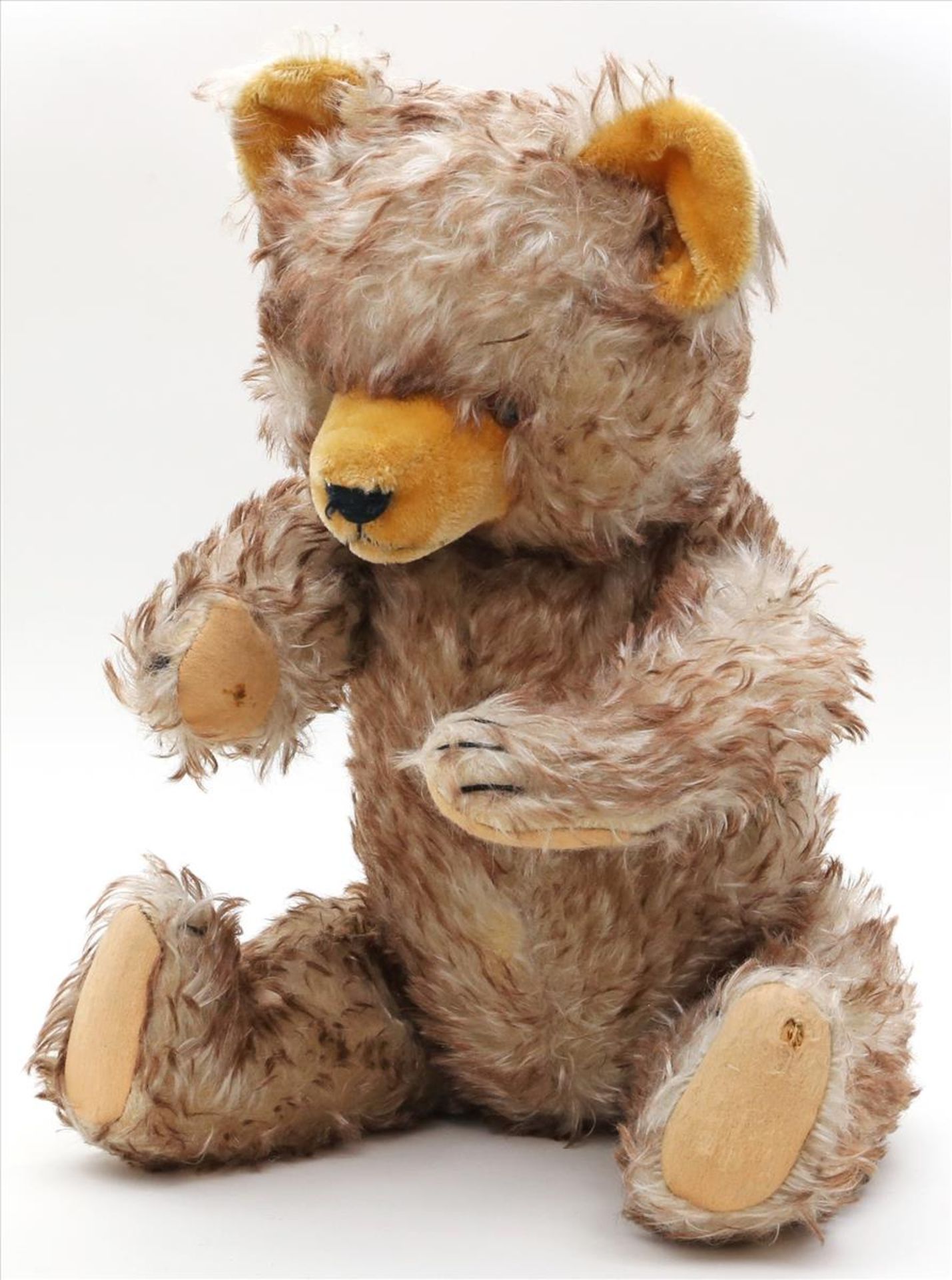 Teddybär.Weißblonder, dunkel gespitzter Mohair. Drehkopf mit braunen Glasaugen und gestickter