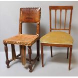 2 Stühle.Holzgestell, je auf 4 Beinen. 1x brauner Ledersitz und Rückenlehne (besch.), 1x gelbliche