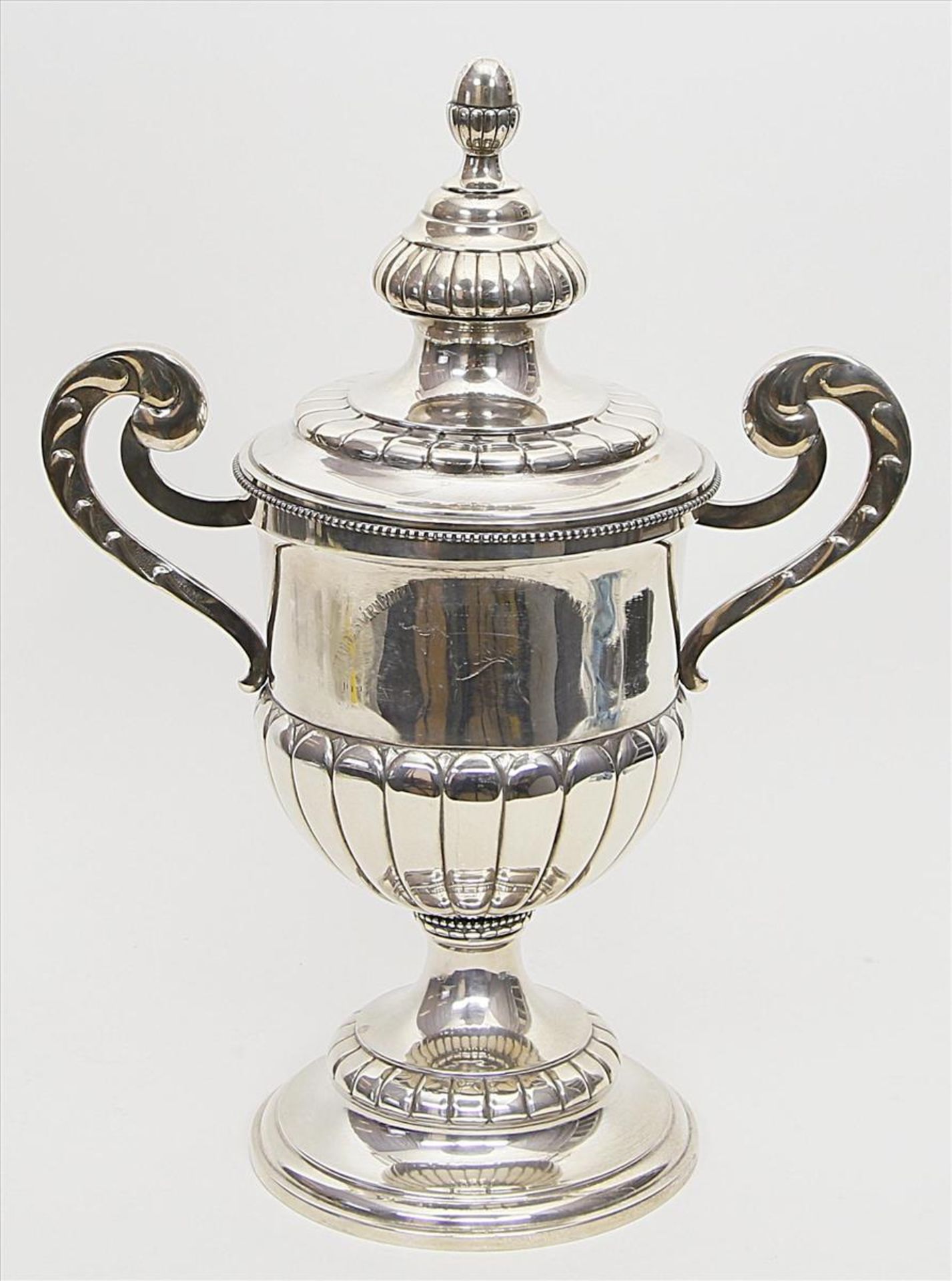 Großer Silber-Deckelpokal.