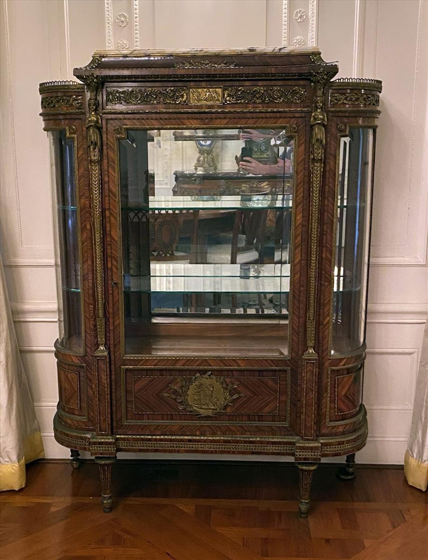 Vitrine im Stil Louis XVI.