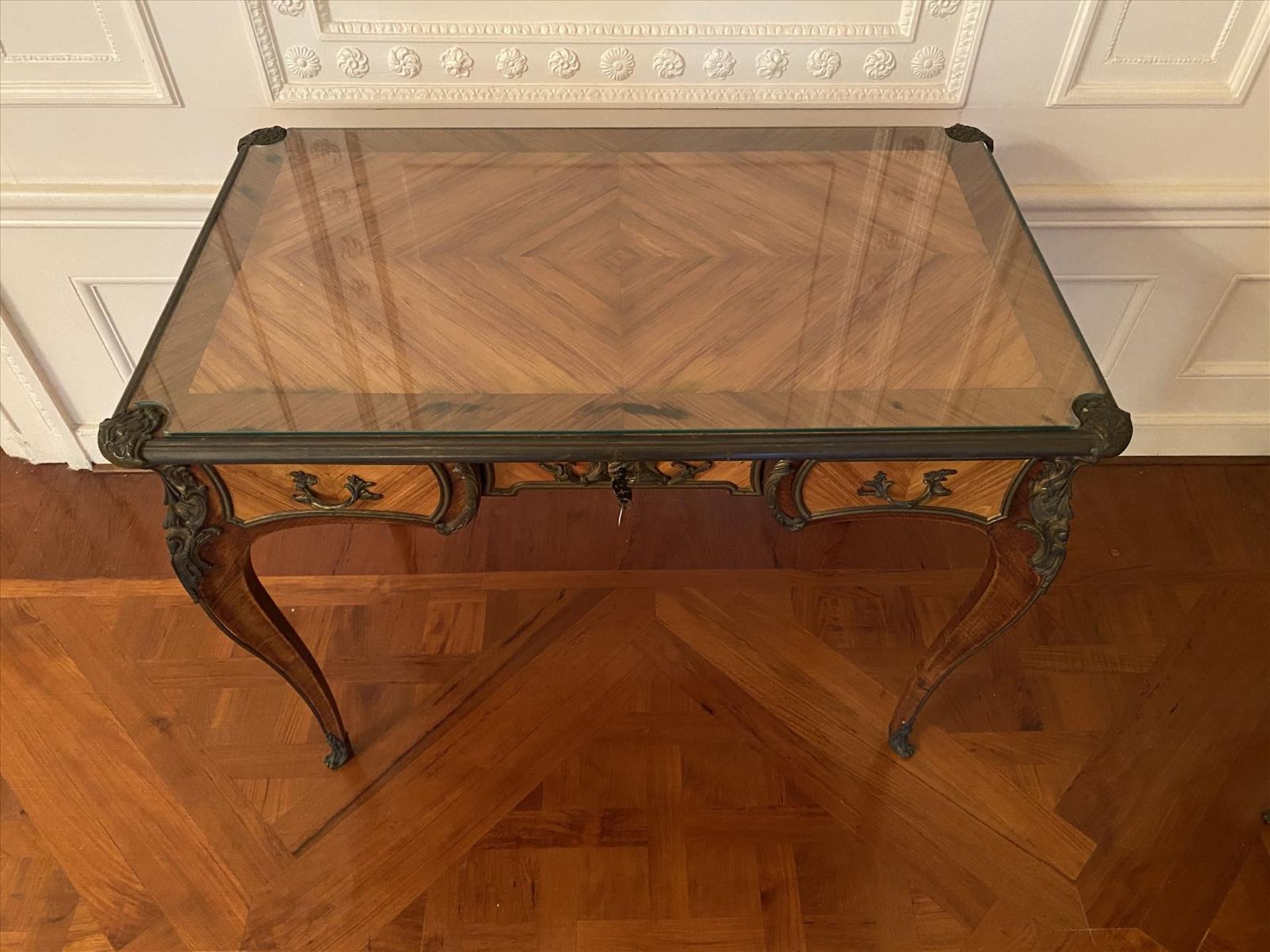 Kleines "Bureau plat" im Stil Louis XV. - Bild 2 aus 3