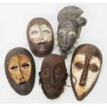 Fünf afrikanische Masken.