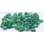 Ca. 50 Apatit-Cabochons, zus. ca. 77,85 ct.