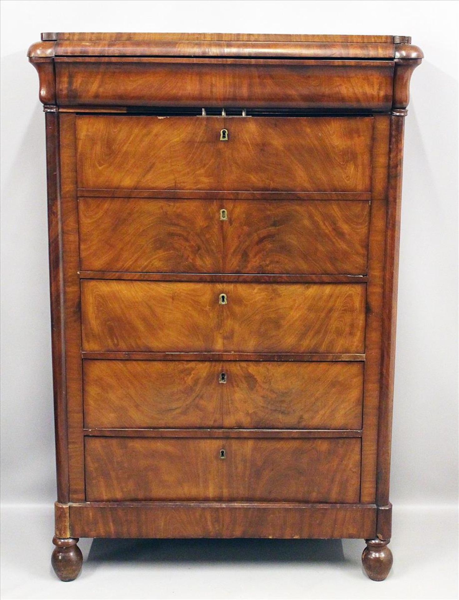 Biedermeier-Chiffoniere/-Sekretär.