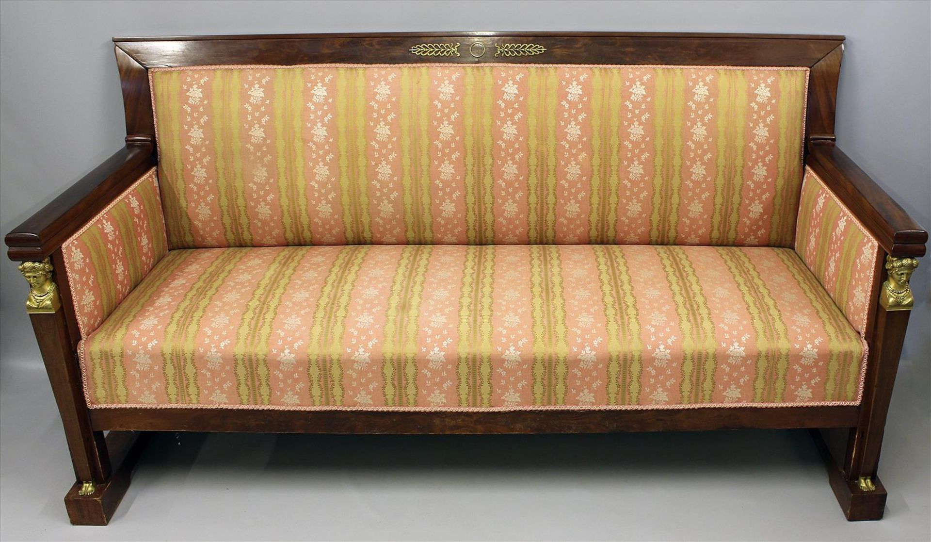 Sofa im Empirestil.