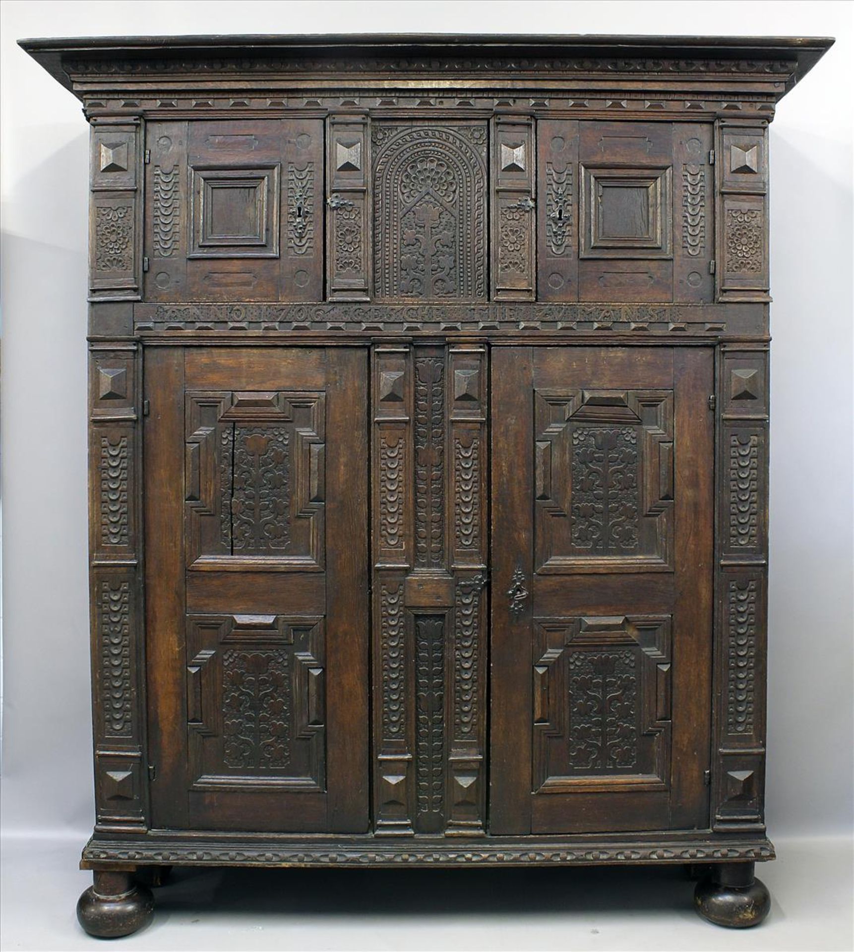 Großer, barocker Fassadenschrank von 1706.