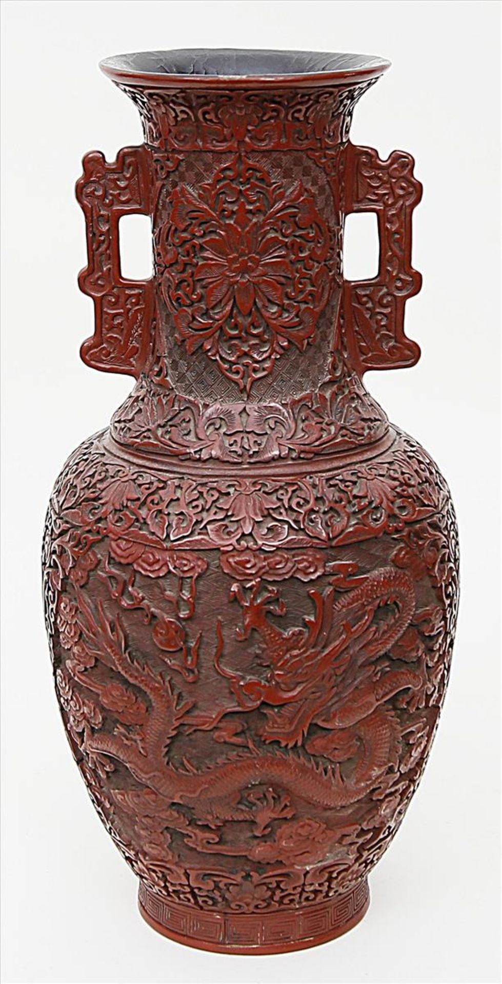 Große Schnitzlackvase.