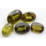 Fünf Titanite (Sphene), zus. ca. 20,1 ct.