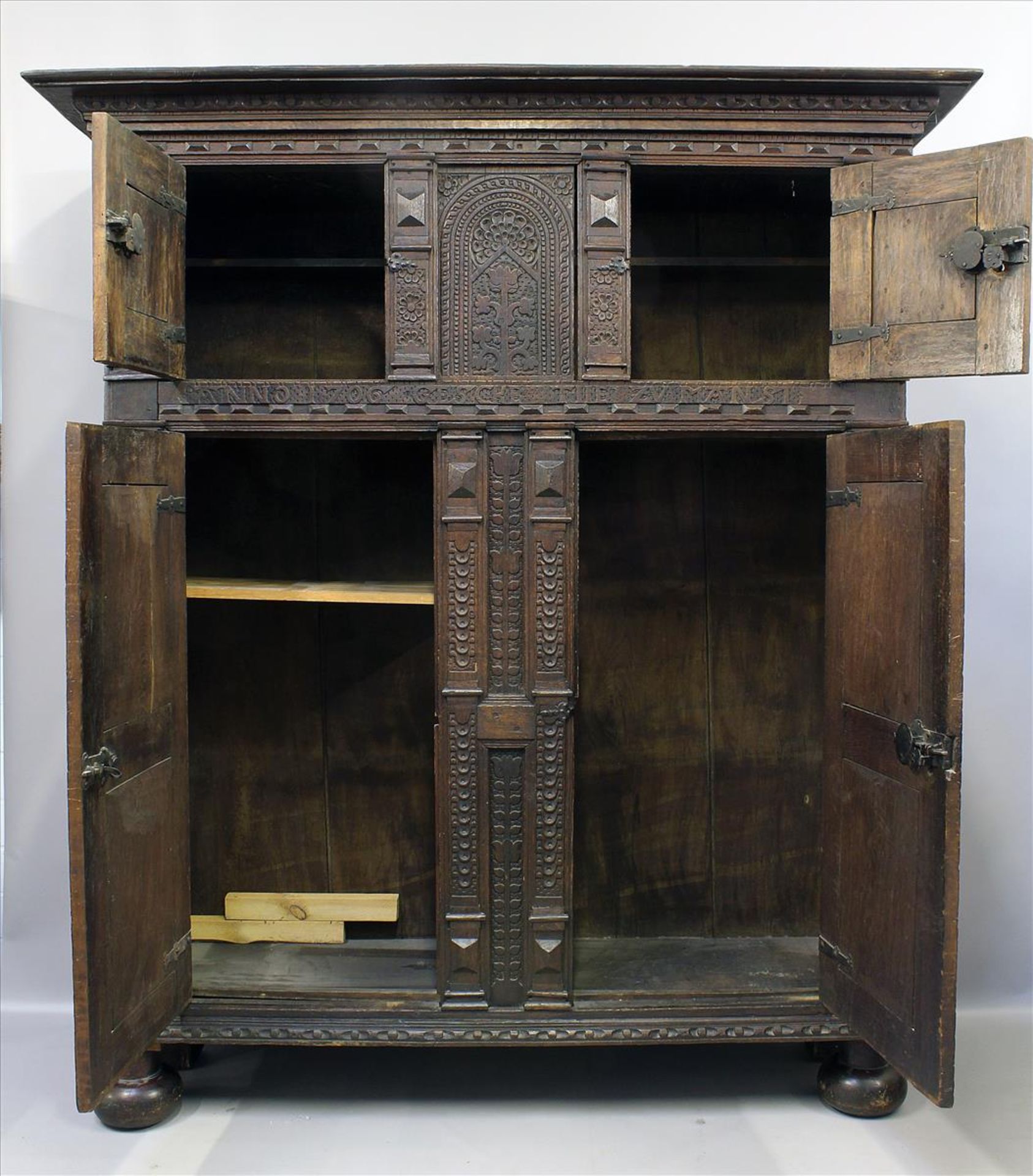 Großer, barocker Fassadenschrank von 1706. - Bild 2 aus 2