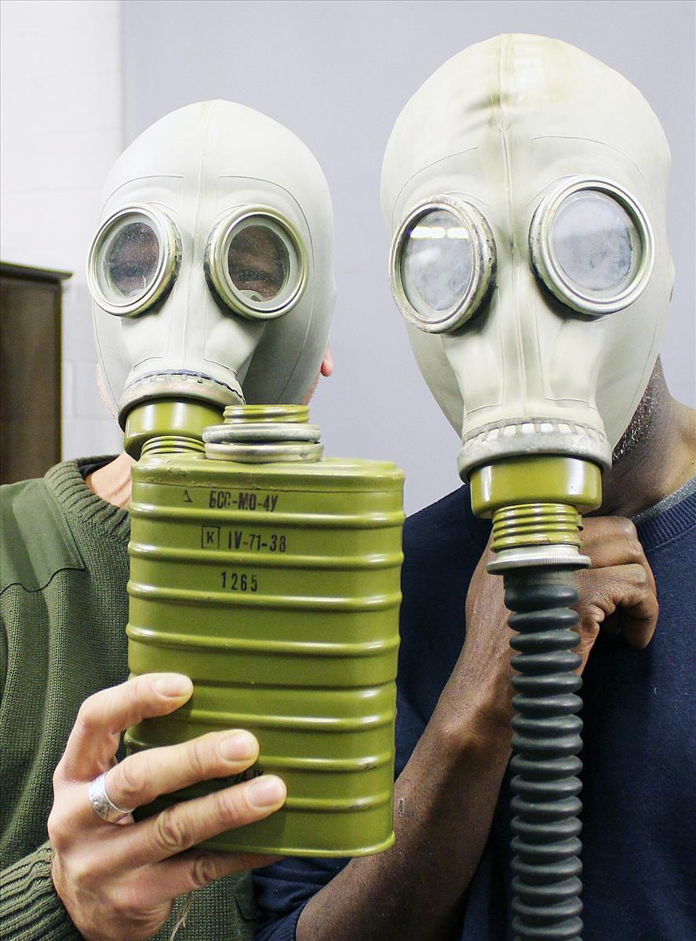 2 Gasmasken und kleiner Kanister.