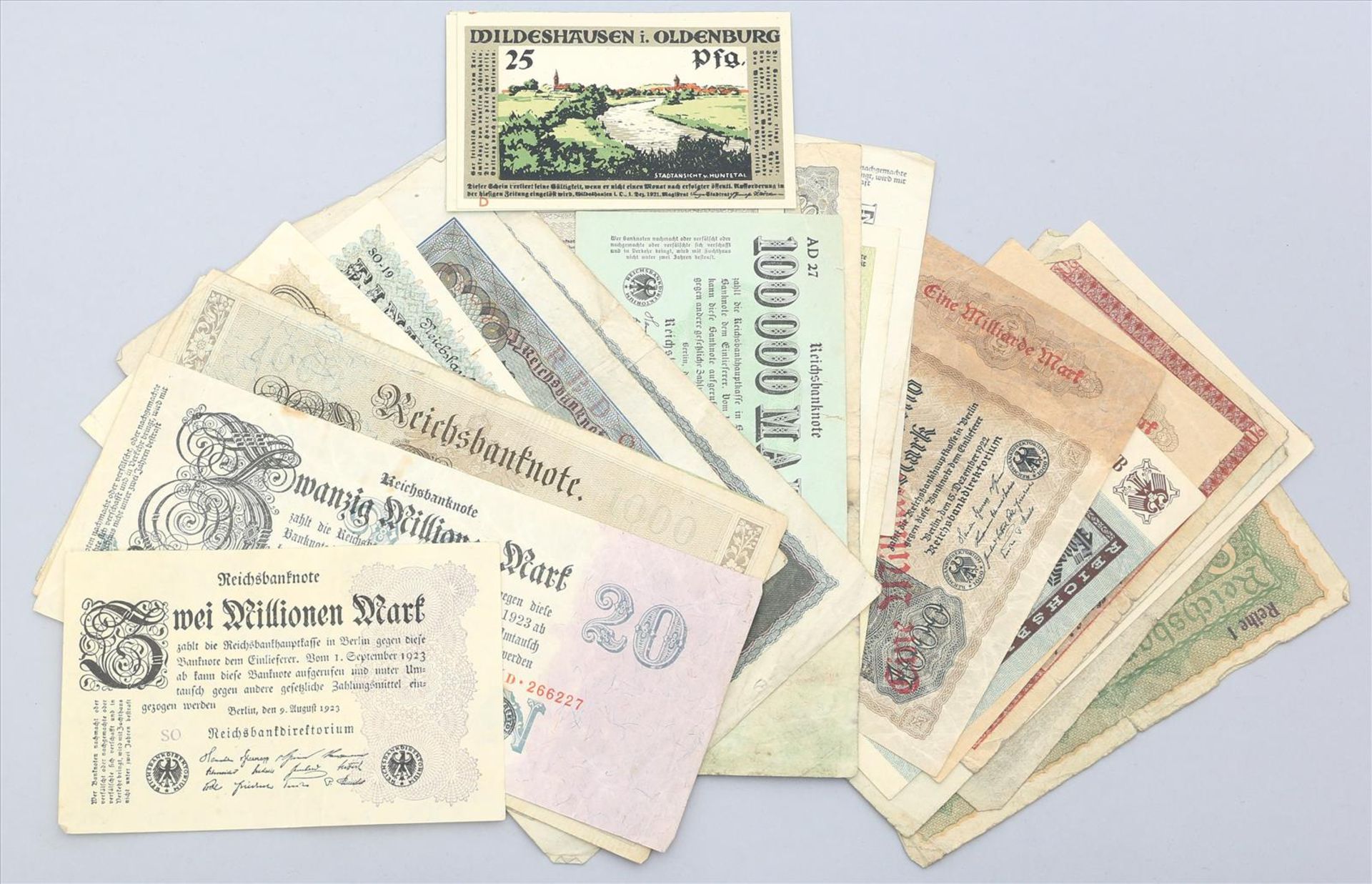 Kleiner Posten Banknoten.