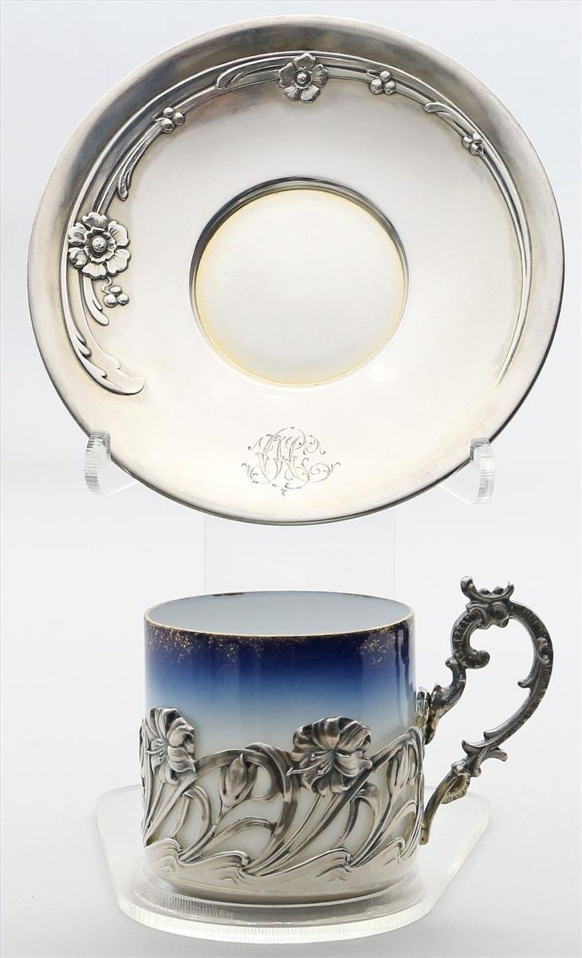 Jugendstil-Tasse mit Untertasse.