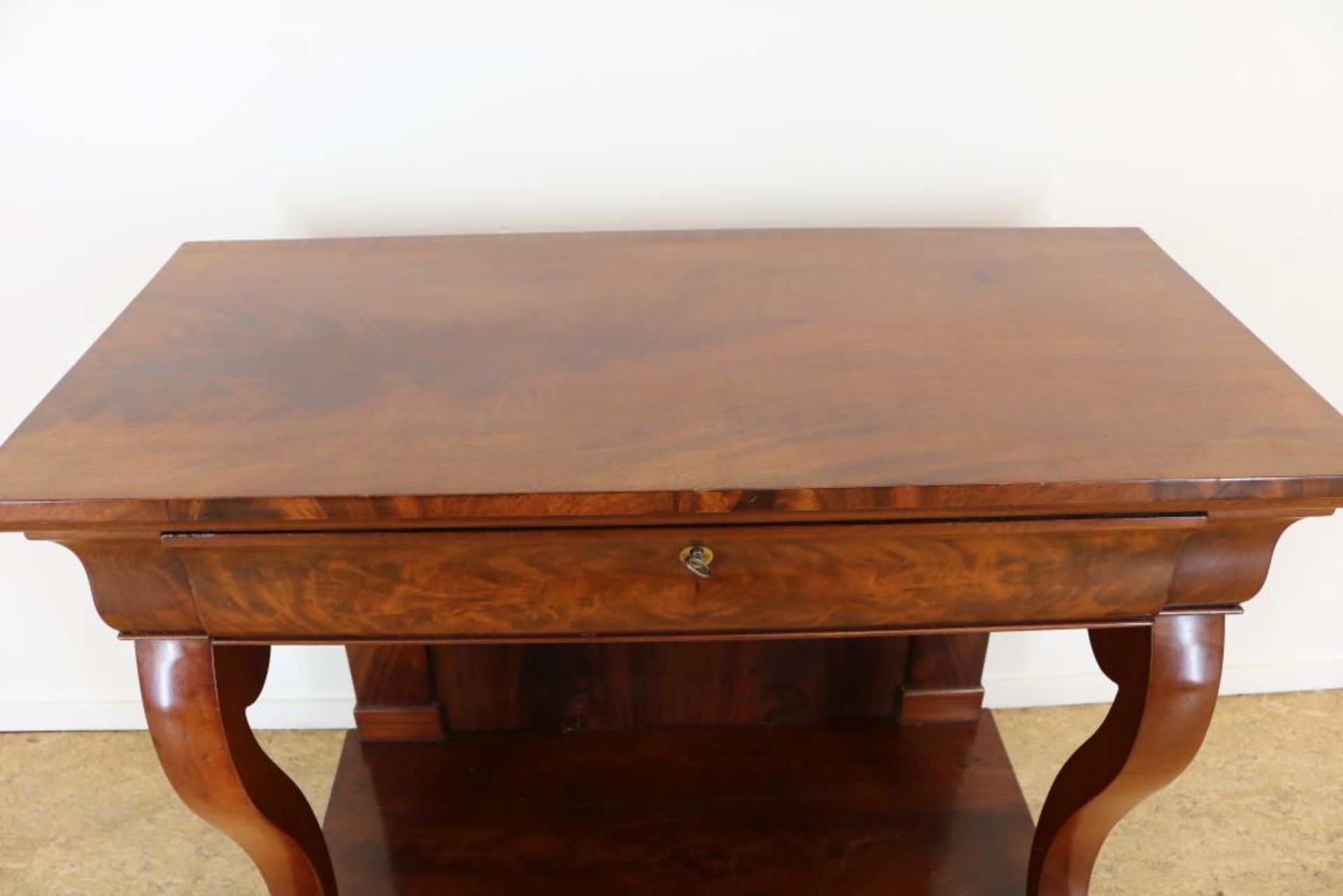 Mahogany Biedemeier trumeau with 1 drawer, 19th century, h. 86 w. 103 d. 50 cm. - Bild 2 aus 2