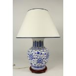 Porseleinen lampvoet met bloemdecor en stoffen kap, China 20e eeuw, h. 70 cm.