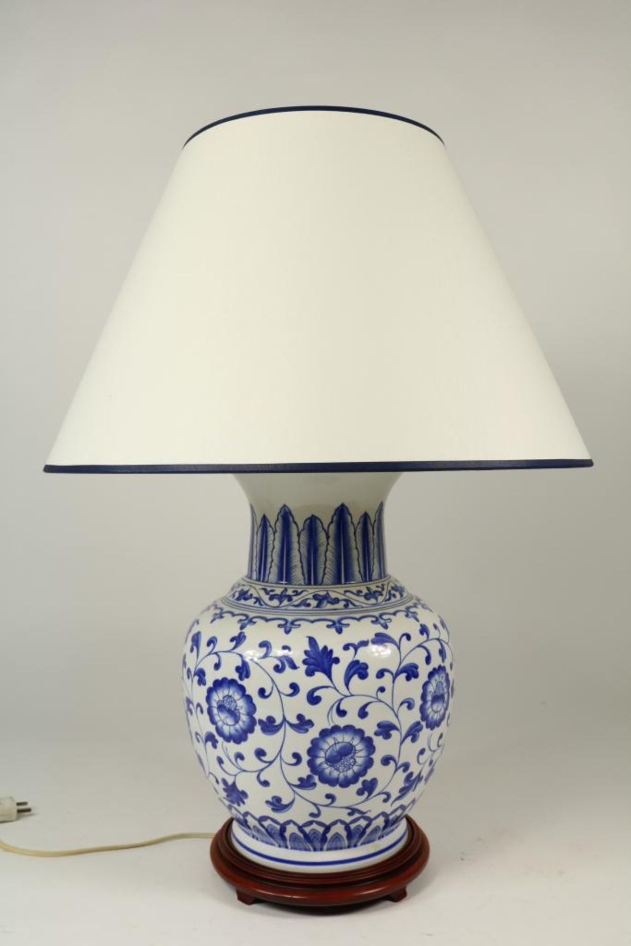 Porseleinen lampvoet met bloemdecor en stoffen kap, China 20e eeuw, h. 70 cm.