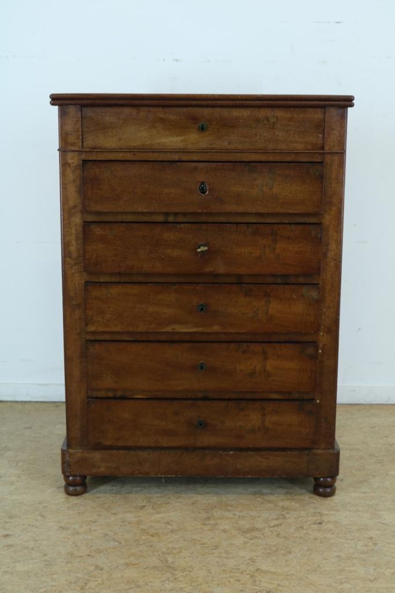 Mahonie Biedermeier wascommode met lampetstel en 5 laden, 19e eeuw, h. 96, br. 69, d. 45 cm.