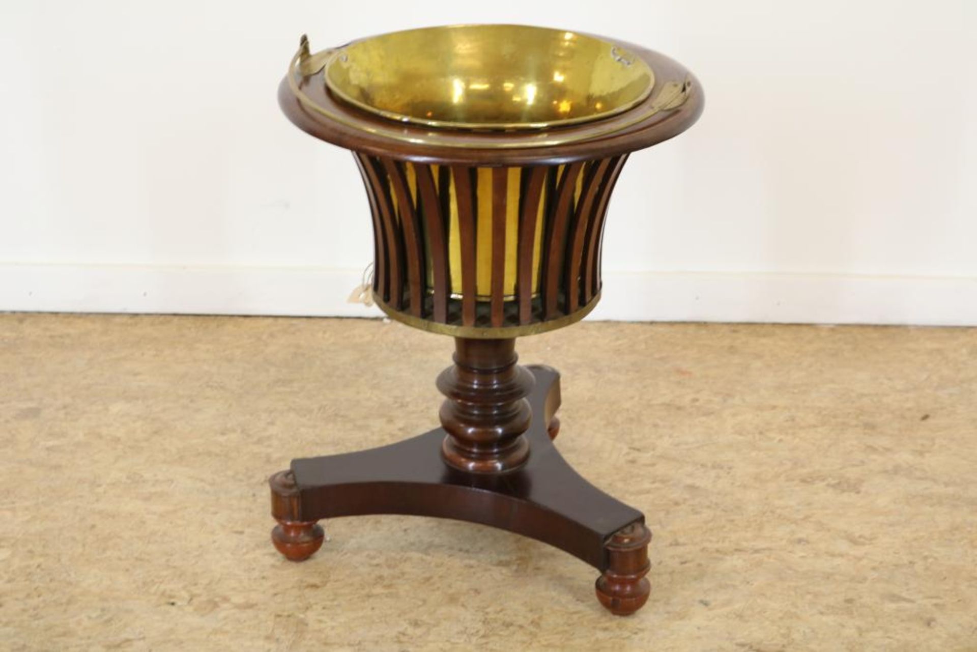 Mahogany "theestoof" with copper bowl, 19th century, h. 45 cm.