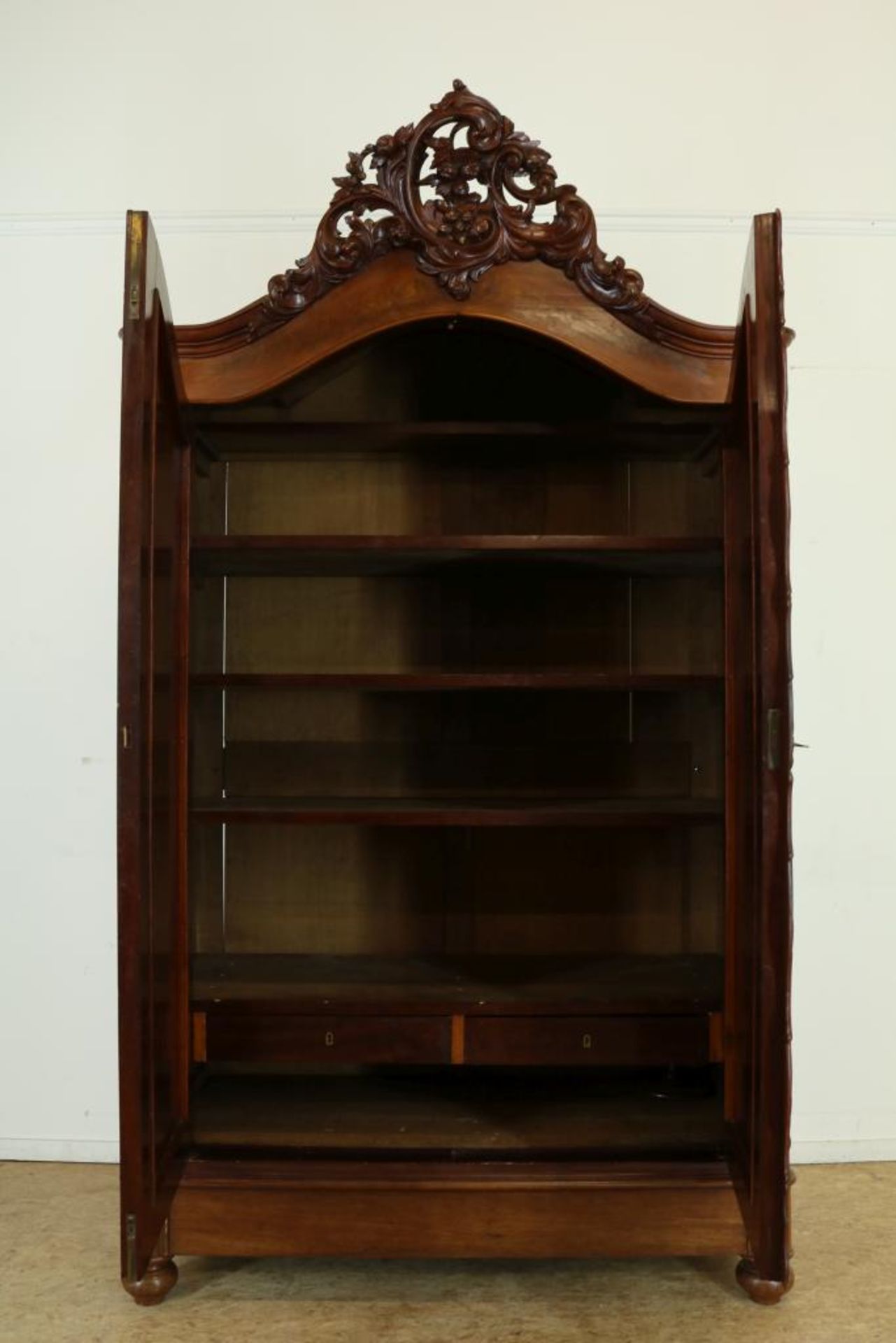 Mahogany wardropen with 2 doors and drawer, 19th century, h. 250, w. 142, d. 72 cm. - Bild 2 aus 3