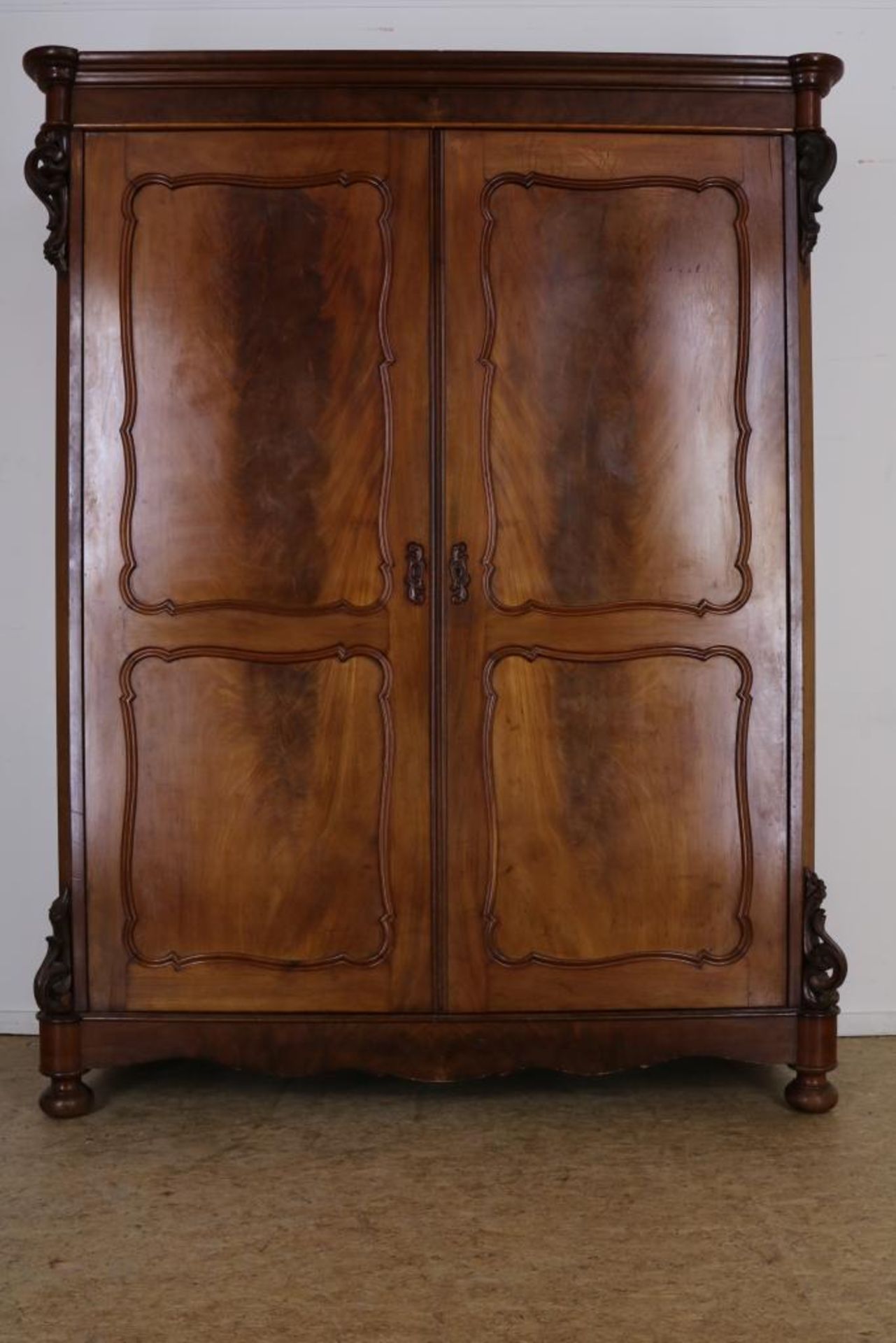 Mahonie Biedermeier linnenkast met 2 paneeldeuren, 19e eeuw, h. 215, br. 170, d. 55 cm.