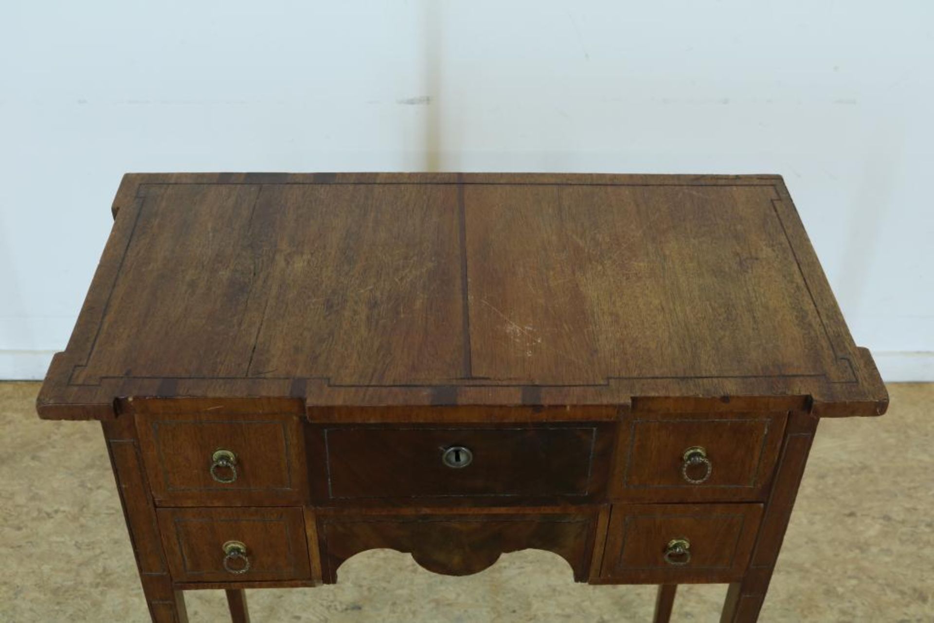 Oak with mahogany commode with 3 drawrs, 19th century, h. 72, w. 64, d. 32 cm. - Bild 2 aus 3