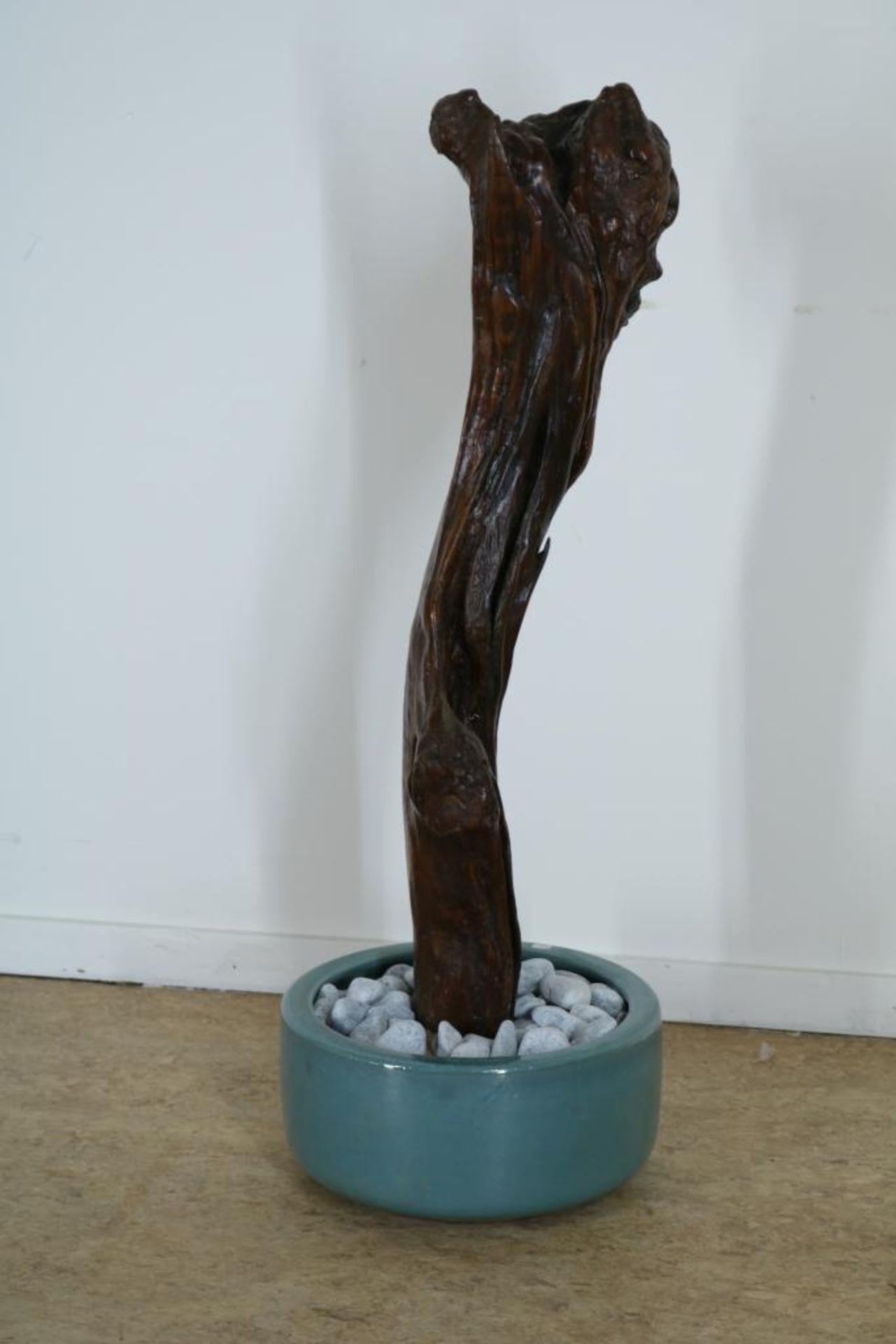 Vruchtenhouten wortel in aardewerk vaas, zgn. Rootwood sculpture, h. 85 cm.