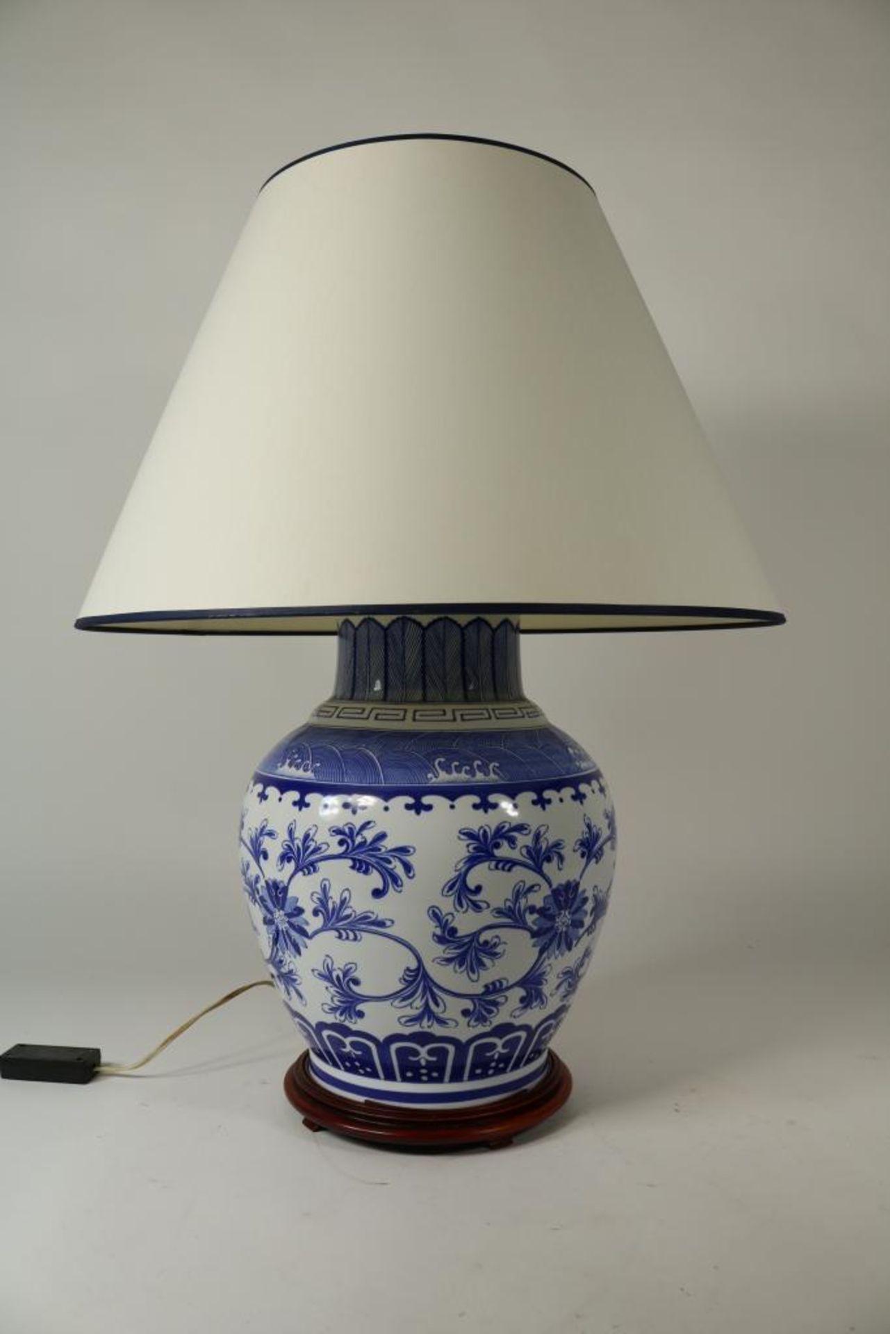 Porseleinen lampvoet met bloemdecor en stoffen kap, China 20e eeuw, h. 75 cm.